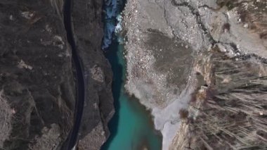 Pakistan 'ın Hunza Vadisi' ndeki İndus Nehri boyunca Karakoram Karayolu. Gilgit-Baltistan, Himalayalar Dağları, Hava Aracı Atışı. Yüksek kalite 4k görüntü