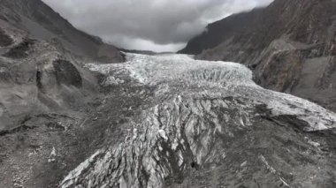Passu Buzulu 'nun, Hunza Vadisi' nin, Himalayalar 'ın, Pakistan' ın hava manzarası. Bulutlu havada muhteşem bir buzul. Yüksek kalite 4k görüntü