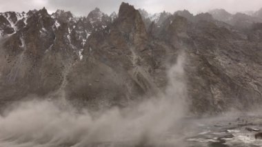 Himalayalar 'daki kum fırtınası, Sandifikasyon Gojal ve Hunza Vadisi' ndeki Desertic Plains 'e, Gilgit Baltistan, Pakistan' a götürüyor. Yüksek kalite 4k görüntü