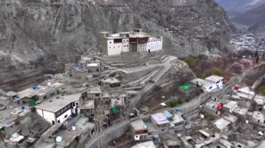 Karimabad 'daki Baltit Kalesi, Hunza Vadisi, Gilgit Baltistan, kuzey Pakistan. İlkbahar zamanı hava aracı atışı. Yüksek kalite 4k görüntü