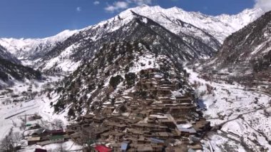 Kuzey Pakistan 'da Bamburet Vadisi' nde kış zamanı Kalasha Köyü manzarası. Himalayalar 'ın Hindukush Muntains' ı. Yüksek kalite 4k görüntü