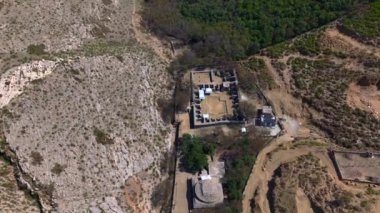 Eski Budist manastırı Jaulian 'dan antik bir gri taş duvar ve dünyanın en eski üniversitelerinden biri, Taxila, Punjab, Pakistan, Asya' da yer alıyor. Yüksek kalite 4k görüntü