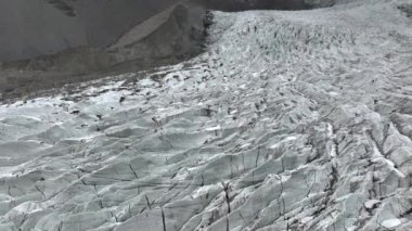 Passu Buzulu 'nun, Hunza Vadisi' nin, Himalayalar 'ın, Pakistan' ın hava manzarası. Bulutlu havada muhteşem bir buzul. Yüksek kalite 4k görüntü