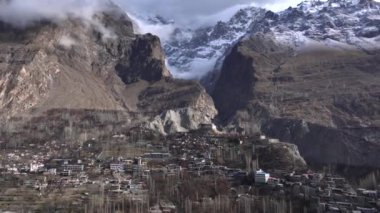 Karimabad 'daki Baltit Kalesi, Hunza Vadisi, Gilgit Baltistan, kuzey Pakistan. İlkbahar zamanı hava aracı atışı. Yüksek kalite 4k görüntü