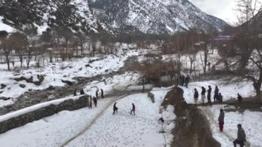Kar Golfü Geleneksel Kalasha Halkı Oyunu, Batrik Brun Köyleri 'ne karşı. Khyber Pakhtunkhwa, Pakistan, kışın. Havadan. Yüksek kalite 4k görüntü