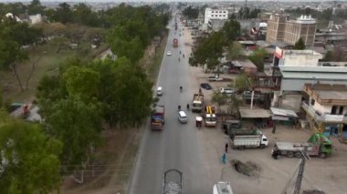 Pakistan 'daki Karayolu' ndaki Pakistan Jingle Trucks. Pakistan 'ın kamyonları UNESCO mirası olarak kabul ediliyor. Yüksek kalite 4k görüntü