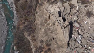 Karimabad 'daki Antik Altit Kalesi, Gilgit Baltistan' daki Hunza Vadisi, Pakistan - hava aracı atışı. Yüksek kalite 4k görüntü