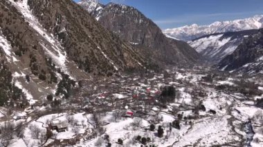 Kuzey Pakistan 'da Bamburet Vadisi' nde kış zamanı Kalasha Köyü manzarası. Himalayalar 'ın Hindukush Muntains' ı. Yüksek kalite 4k görüntü