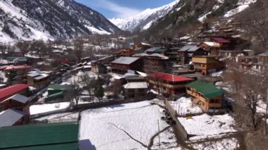 Kuzey Pakistan 'da Bamburet Vadisi' nde kış zamanı Kalasha Köyü manzarası. Himalayalar 'ın Hindukush Muntains' ı. Yüksek kalite 4k görüntü