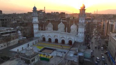 Peshawar Camii Mescid Mahabat Khan, Pakistan 'da hava aracı atışı. Bala Hisar Kalesi ve Tarihi Şehir Merkezi. Yüksek kalite 4k görüntü