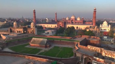 İmparatorların Camii - Lahor 'daki Badshahi Mescidi, Pakistan Minareli Kubbe. Hava aracı güneş doğarken ateş etti. Yüksek kalite 4k görüntü
