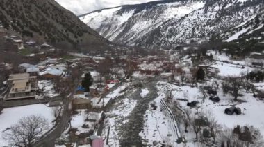 Kuzey Pakistan 'da Bamburet Vadisi' nde kış zamanı Kalasha Köyü manzarası. Himalayalar 'ın Hindukush Muntains' ı. Yüksek kalite 4k görüntü