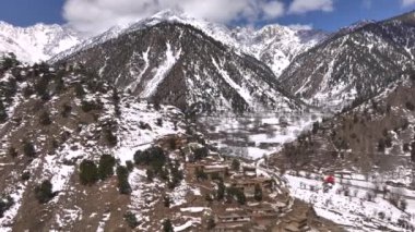 Kuzey Pakistan 'da Bamburet Vadisi' nde kış zamanı Kalasha Köyü manzarası. Himalayalar 'ın Hindukush Muntains' ı. Yüksek kalite 4k görüntü