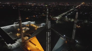 Gece İslamabad 'daki Faisal Mescidi. Pakistan 'ın en büyük camii, aydınlandı. Drone Aerial 'ı vurdu. Yüksek kalite 4k görüntü