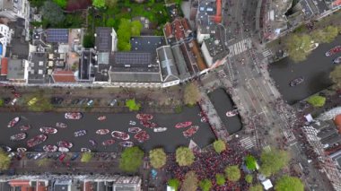 Kings Day 2024 Amsterdam 'da. Koningsdag, Hollanda 'nın başkentinde Koeningsdag, Orange Suits üzerinde uçan hava aracı. Yüksek kalite 4k görüntü