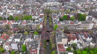 Kings Day 2024 Amsterdam 'da. Koningsdag, Hollanda 'nın başkentinde Koeningsdag, Orange Suits üzerinde uçan hava aracı. Yüksek kalite 4k görüntü