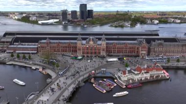 Amsterdam Centraal 'ın insansız hava aracı görüntüsü, Hollanda, Amsterdam' daki ana tren istasyonu. Yüksek kalite 4k görüntü