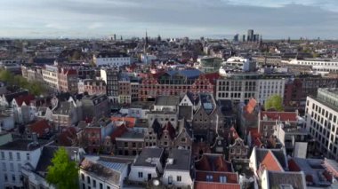 Hollanda, Amsterdam 'ın Tarihi Merkezi. Dar sokaktaki ve kanaldaki geleneksel Hollanda evlerinin insansız hava aracı görüntüleri. 4k UHD, 5k video