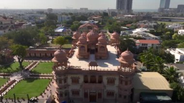 Mohatta Sarayı, Pakistan 'ın Sindh eyaletinde yer alan bir müzedir. Güneşli günde hava aracı vuruldu, Yukardan Karachi. Yüksek kalite 4k görüntü