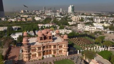 Mohatta Sarayı, Pakistan 'ın Sindh eyaletinde yer alan bir müzedir. Güneşli günde hava aracı vuruldu, Yukardan Karachi. Yüksek kalite 4k görüntü