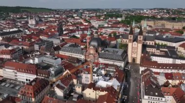 Wurzburg Tarih Merkezi Hava Aracı Görüntüsü. Eski Ana Köprü, Wurzburg Katedrali, Marktplatz ve yürüyen insanlar. 4k