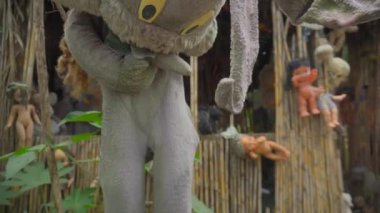 Xochimilco Kanalları, Mexico City, CDMX, Meksika 'daki adada ürkütücü yaşlı Dolls. Yüksek kalite 4k görüntü