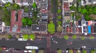Kings Day 2024 Amsterdam 'da. Koningsdag, Hollanda 'nın başkentinde Koeningsdag, Orange Suits üzerinde uçan hava aracı. Yüksek kalite 4k görüntü
