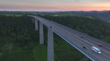 Rhineland-Palatinate 'deki Moselle Vadisi Köprüsü, Almanya, Avrupa. Akşamları Havadan Bakış 'ta etkileyici bir Yüksek İnşaat. Yüksek kalite 4k görüntü