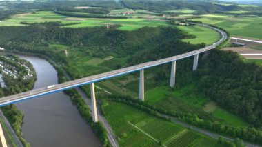 Rhineland-Palatinate 'deki Moselle Vadisi Köprüsü, Almanya, Avrupa. Akşamları Havadan Bakış 'ta etkileyici bir Yüksek İnşaat. Yüksek kalite 4k görüntü