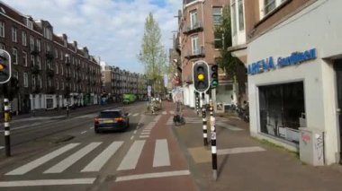 Amsterdam, Hollanda - 3 Mayıs 2024: Bisiklet dostu Amsterdam 'da POV bisiklet sürüşü yapan ilk kişi. Yüksek kalite 4k görüntü
