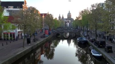 Amsterdam Tarih Merkezi Havacılık Sabah Manzarası. Hollanda, Amsterdam 'da genelev mahallesi ve eski kilise. Yüksek kalite 4k görüntü