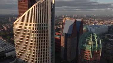 Sabah Gündoğumu Saati 'nde modern Skycraper' lı Lahey City Skyline Business Center. Den Haag Havacılık, Hollanda. Yüksek kalite 4k görüntü