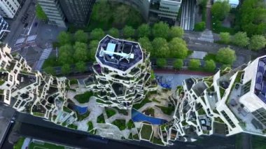 Hollanda, Amsterdams Zuidas 'taki Vadi Apartmanlarının Teras Cephesi. İHA atışı yükseliyor. Yüksek kalite 4k görüntü