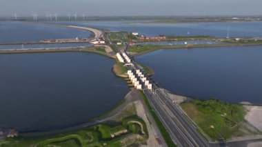 Pompa istasyonlarında Afsluitdijk inşaatı, Kuzey Hollanda 'da yeni kanallar ve A7 karayolu. Denizde Uzun Yol. Yüksek kalite 4k görüntü
