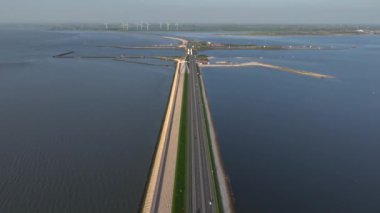 Pompa istasyonlarında Afsluitdijk inşaatı, Kuzey Hollanda 'da yeni kanallar ve A7 karayolu. Denizde Uzun Yol. Yüksek kalite 4k görüntü
