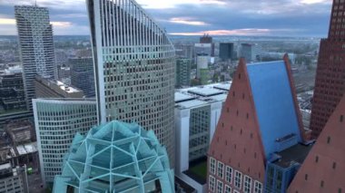 Sabah Gündoğumu Saati 'nde modern Skycraper' lı Lahey City Skyline Business Center. Den Haag Havacılık, Hollanda. Yüksek kalite 4k görüntü