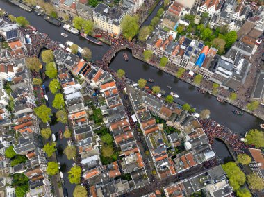 Kings Day 2024 Amsterdam 'da. Koningsdag, Hollanda 'nın başkentinde Koeningsdag, Orange Suits üzerinde uçan hava aracı. Yüksek kalite 4k görüntü