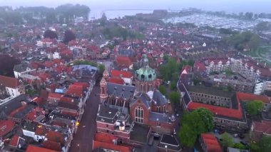 Hollanda 'nın eski ortaçağ kasabası Hoorn' daki güzel tarihi binalar, Akşam Havacılığı Manzarası. Yüksek kalite 4k görüntü