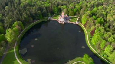 Hollanda 'daki Veluwe Ulusal Parkı, Hava Aracı Atışı. Kum tepeleri ve çam ormanları, yukarıdan manzara. Yüksek kalite 4k görüntü