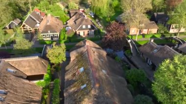 Giethoorn, Hollanda 'daki Eski Thatched Çatı Kulübeleri' ni kapatın. Hollanda 'nın en güzel köyü. Yüksek kalite 4k görüntü