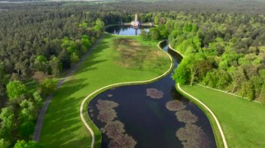 Hollanda 'daki Veluwe Ulusal Parkı, Hava Aracı Atışı. Kum tepeleri ve çam ormanları, yukarıdan manzara. Yüksek kalite 4k görüntü