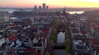 Amsterdam Tarih Merkezi Havacılık Sabah Manzarası. Amsterdam 'daki Baraj Sokağı, Hollanda. Sakin Şafak Şehri, Centraal. Yüksek kalite 4k görüntü