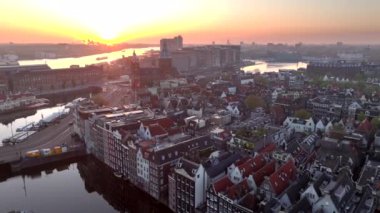 Amsterdam Tarih Merkezi Havacılık Sabah Manzarası. Amsterdam 'daki Baraj Sokağı, Hollanda. Sakin Şafak Şehri, Centraal. Yüksek kalite 4k görüntü