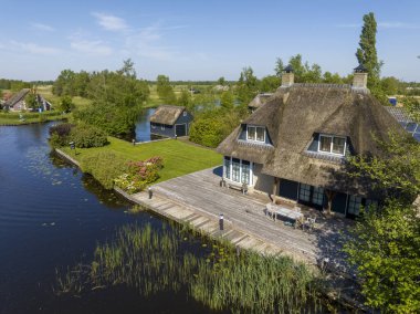 Giethoorn Drone Manzarası. Hollanda Köyü Hava Görüntüleri. Hollanda 'nın en güzel köyü. Hollanda Venedik 'i. Yüksek kalite fotoğraf