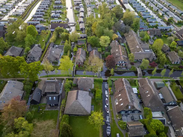 Giethoorn Drone Manzarası. Hollanda Köyü Hava Görüntüleri. Hollanda 'nın en güzel köyü. Hollanda Venedik 'i. Yüksek kalite fotoğraf