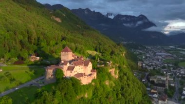 Lihtenştayn 'daki Vaduz Kalesi. Sunset Time 'daki Alps dağlarındaki peri masalı kalesinin resimli görüntüsü. Bir Landmark Havacılık. Yüksek kalite 4k görüntü