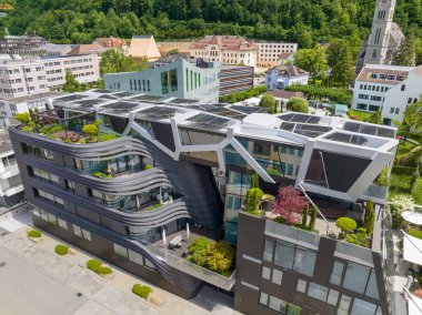 Modern Tasarım Binası, Vaduz, Lihtenştayn 'ın çatısında güneş paneli var. Tekrar kullan ve onar. Yenilenebilir enerji kavramı. 4K UHD 