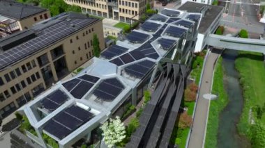 Modern Tasarım Binası, Vaduz, Lihtenştayn 'ın çatısında güneş paneli var. Tekrar kullan ve onar. Yenilenebilir enerji kavramı. 4K UHD 