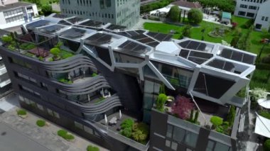 Modern Tasarım Binası, Vaduz, Lihtenştayn 'ın çatısında güneş paneli var. Tekrar kullan ve onar. Yenilenebilir enerji kavramı. 4K UHD 