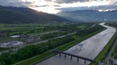 İsviçre sınırından Lihtenştayn hava manzarası. Dağlarla çevrili Liechtenstein 'in insansız hava aracı görüntüsü. Yüksek kalite 4k görüntü